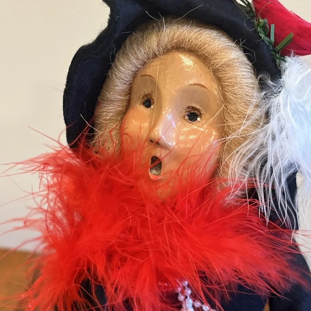 1996 BYERS CHOICE CHRISTMAS CAROLER Blond Hair cardinal, Red Boa Pearls Plaid